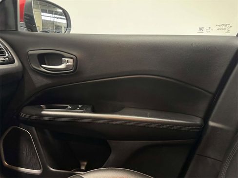 Used 2021 Jeep Compass Latitude image 32