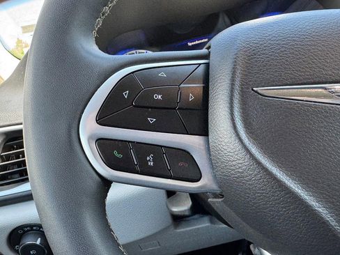 Used 2024 Chrysler Pacifica Touring-L FWD image 21