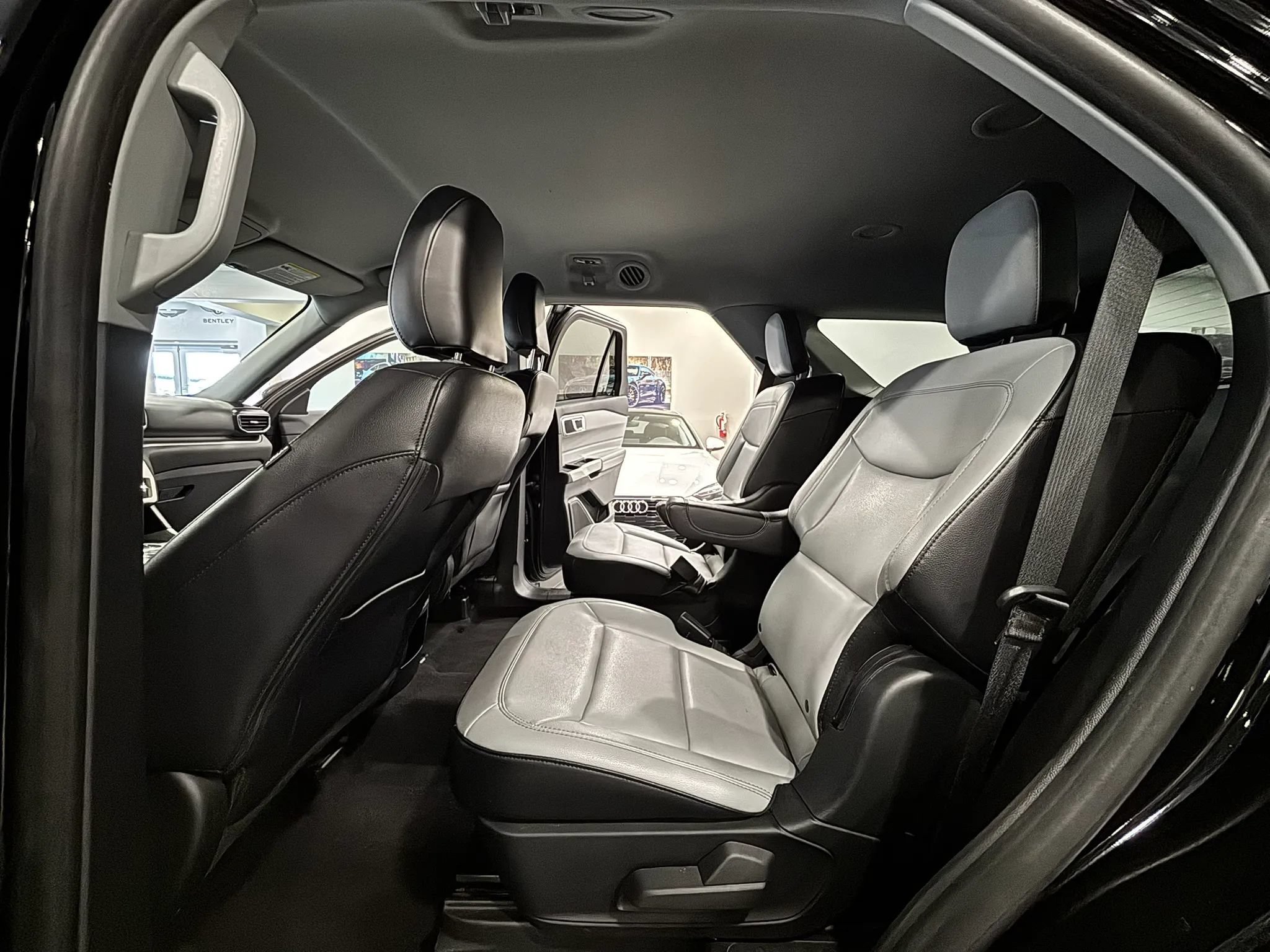 Used 2021 Ford Explorer XLT w/ Equipment Group 202A RWD image 15