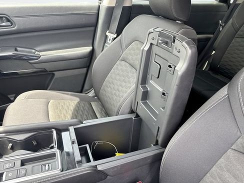 Used 2025 Nissan Pathfinder SV FWD image 20