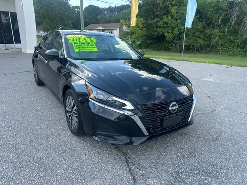Used 2025 Nissan Altima 2.5 SV FWD image 7