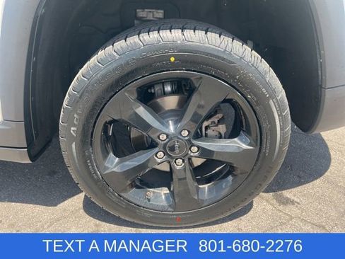 Used 2023 Jeep Grand Cherokee Limited w/ Luxury Tech Group II AWD/4WD image 3