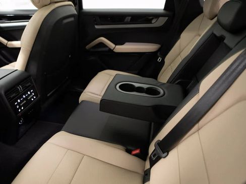 Certified 2025 Porsche Cayenne image 29
