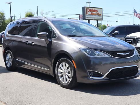 Used 2018 Chrysler Pacifica Touring-L Plus FWD image 5