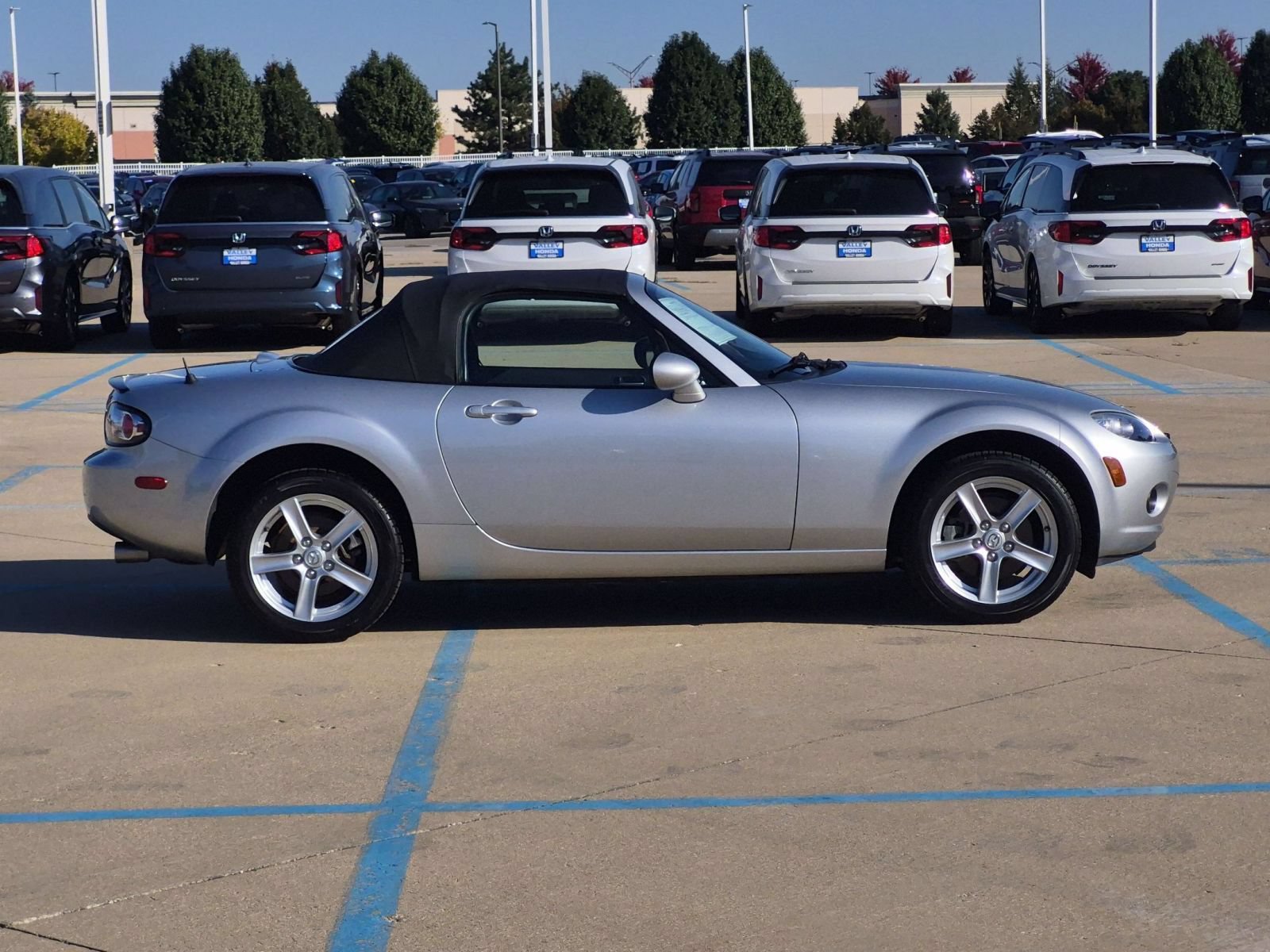 Used 2006 MAZDA MX-5 Miata Touring RWD image 5