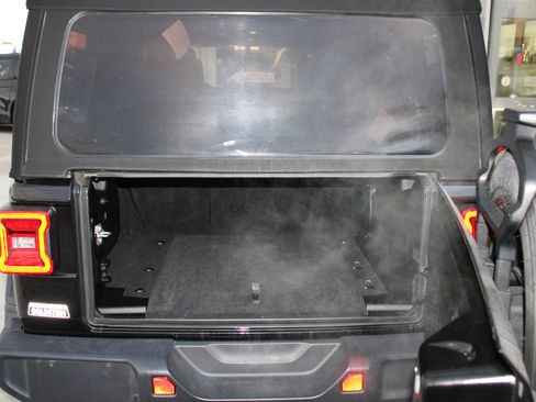 Used 2018 Jeep Wrangler Unlimited Sahara image 18