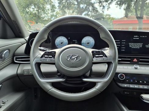 Used 2023 Hyundai Elantra SEL w/ Convenience Package image 9