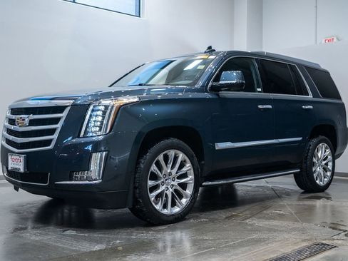 Used 2020 Cadillac Escalade Luxury image 3