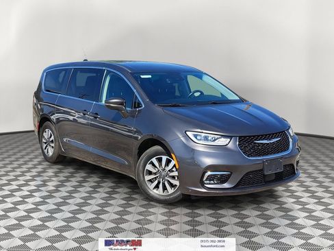 Used 2022 Chrysler Pacifica Touring-L w/ Uconnect Theater Family Group image 1