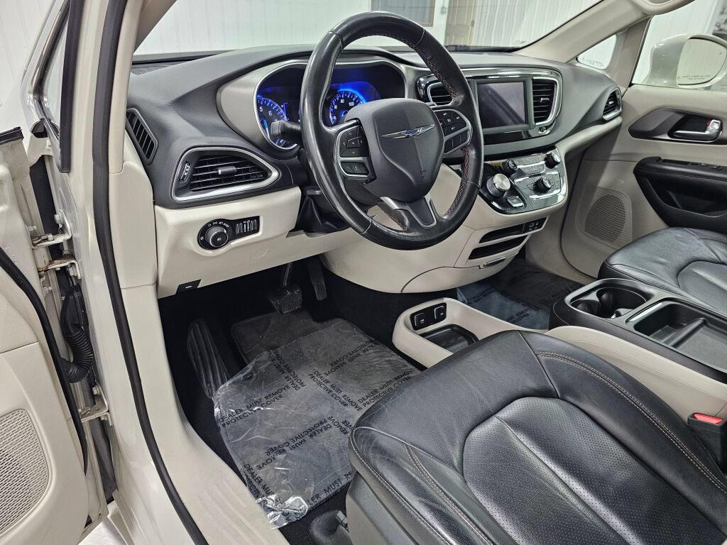 Used 2020 Chrysler Pacifica Touring-L FWD image 29