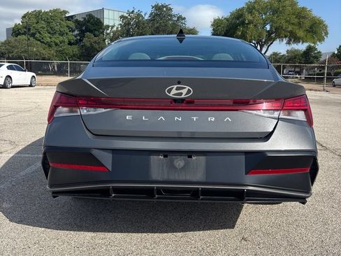 Used 2025 Hyundai Elantra SEL FWD image 4