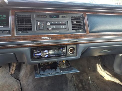 Used 1990 Lincoln Town Car Cartier image 8