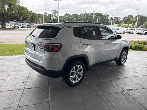 Used 2025 Jeep Compass Latitude AWD/4WD image 12