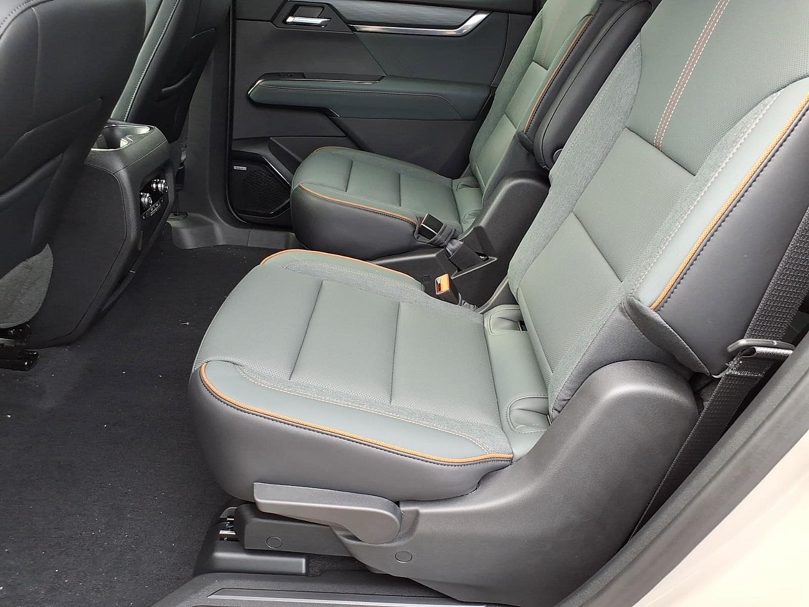 New 2027 GMC Acadia AT4 w/ Luxury Package AWD/4WD image 12