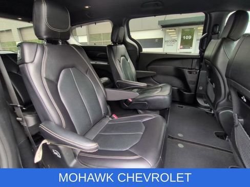 Used 2022 Chrysler Pacifica Touring-L w/ S Appearance Package AWD/4WD image 27