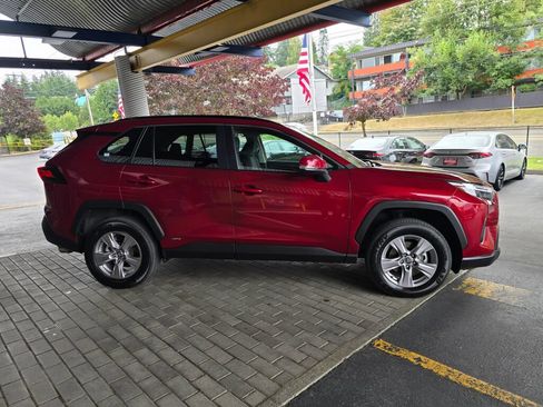 Used 2025 Toyota RAV4 XLE w/ Convenience Package AWD/4WD image 4