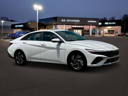 New 2025 Hyundai Elantra Limited image 10