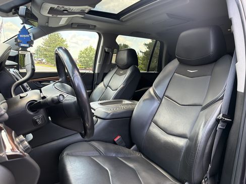 Used 2018 Cadillac Escalade Luxury AWD/4WD image 7