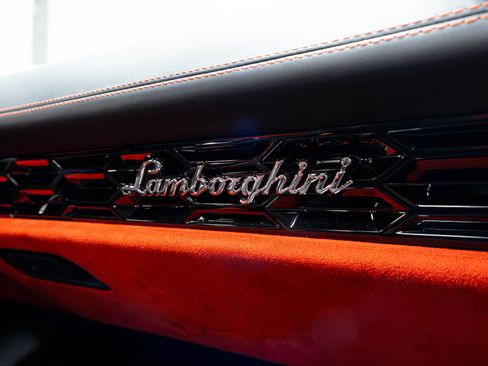 Used 2021 Lamborghini Huracan EVO RWD image 31