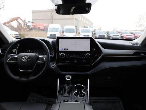 Used 2025 Toyota Highlander XLE image 14