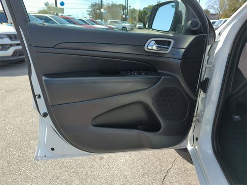 Used 2020 Jeep Grand Cherokee Altitude image 18