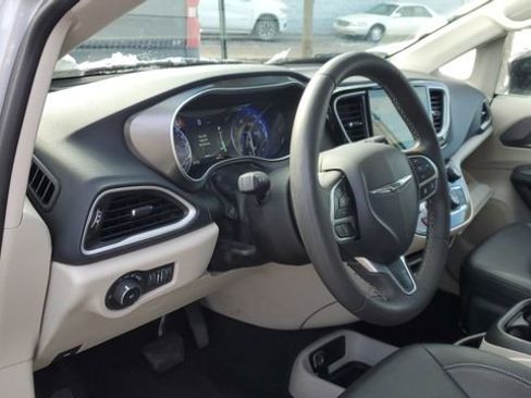 Certified 2024 Chrysler Pacifica Touring-L image 8