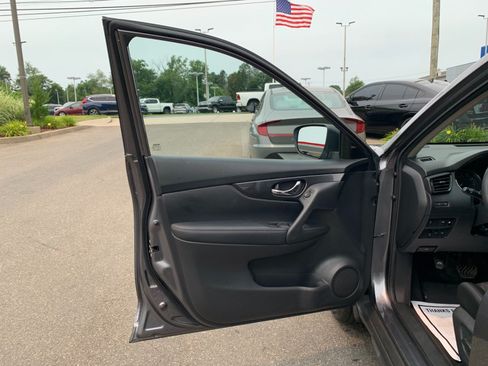 Used 2018 Nissan Rogue SV AWD/4WD image 11