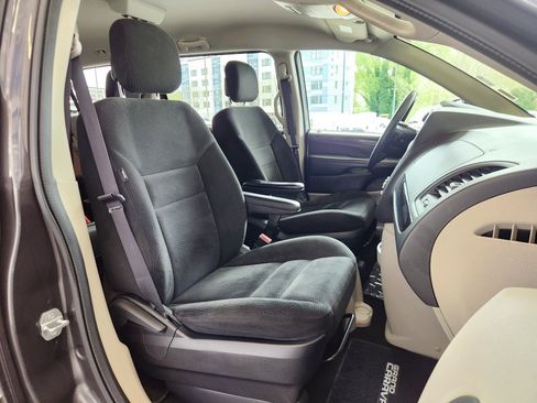 Used 2016 Dodge Grand Caravan SE w/ Quick Order Package 29E SE FWD image 3