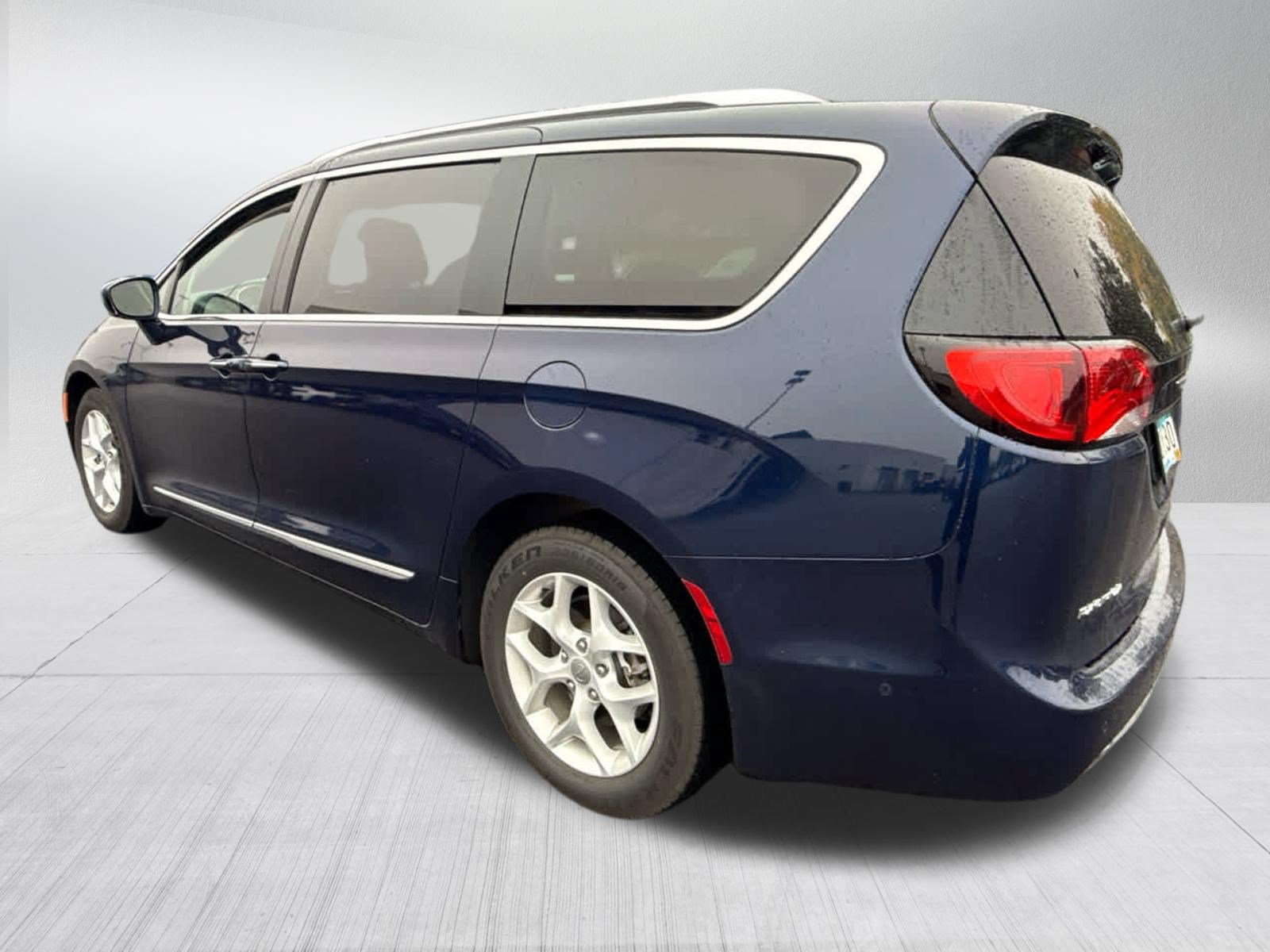 Used 2017 Chrysler Pacifica Touring-L Plus w/ Advanced Safetytec Group FWD image 7