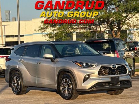 Used 2022 Toyota Highlander XLE AWD/4WD image 1