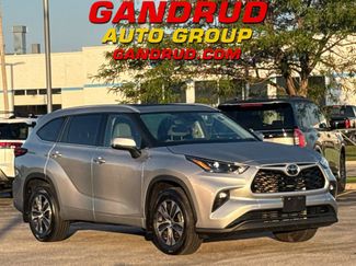 Used 2022 Toyota Highlander XLE AWD/4WD video 1