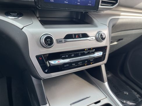 Used 2022 Ford Explorer XLT w/ Equipment Group 202A image 27