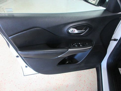 Used 2019 Jeep Cherokee Latitude w/ Cold Weather Group AWD/4WD image 26