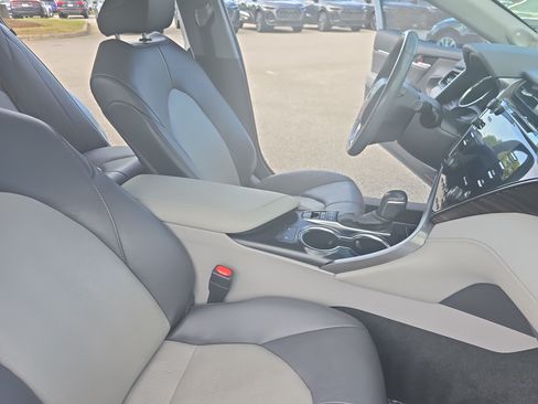 Used 2020 Toyota Camry XLE w/ Sunroof Package FWD image 10