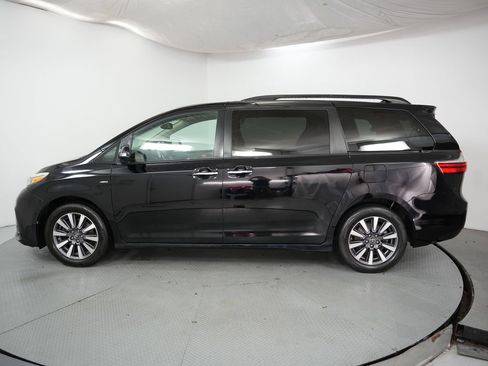 Used 2018 Toyota Sienna Limited Premium image 4