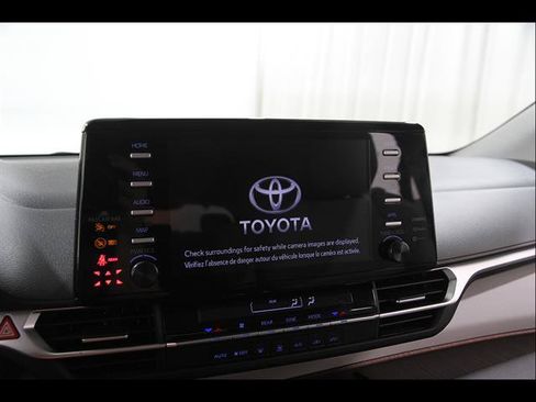 Used 2024 Toyota Sienna LE AWD/4WD image 9