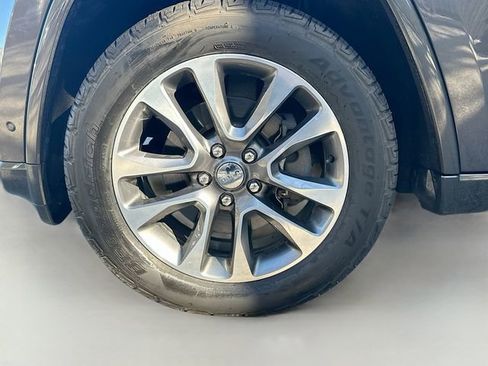 Used 2018 Jeep Grand Cherokee Overland image 32