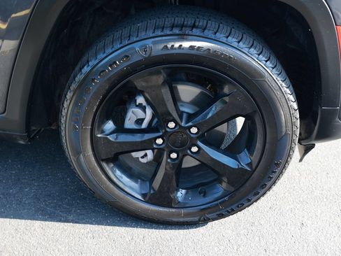 Used 2023 Jeep Grand Cherokee Altitude AWD/4WD image 8