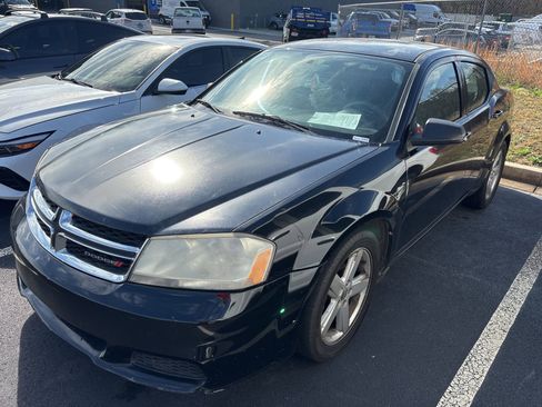 Used 2013 Dodge Avenger SE image 1