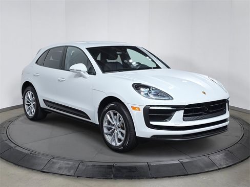 Used 2025 Porsche Macan image 9