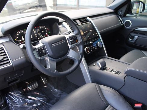 Certified 2025 Land Rover Discovery Dynamic SE image 5