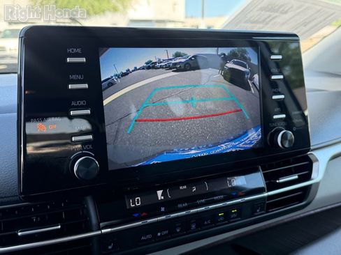 Used 2024 Toyota Sienna XLE FWD image 23