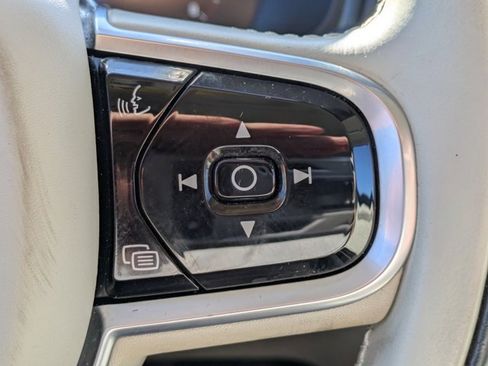 Used 2021 Volvo XC90 T5 Momentum w/ Protection Package Premier image 21