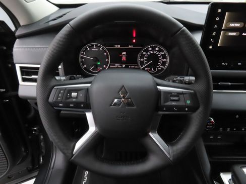 New 2026 Mitsubishi Outlander SE image 14