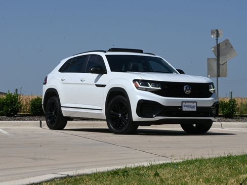 Used 2023 Volkswagen Atlas Cross Sport SEL R-Line AWD/4WD image 2