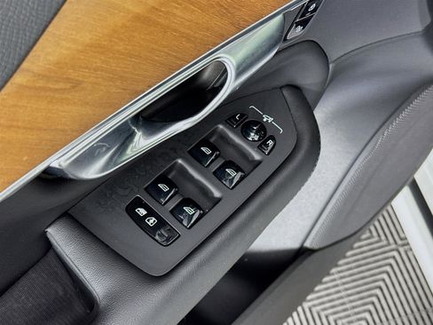 Used 2024 Volvo XC90 B6 Plus image 21