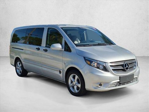 Used 2018 Mercedes-Benz Metris Passenger image 3