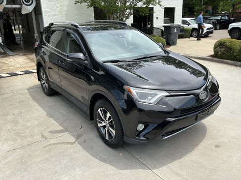 Used 2017 Toyota RAV4 XLE AWD/4WD image 2