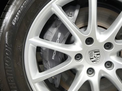 Certified 2024 Porsche Cayenne w/ Premium Package AWD/4WD image 17