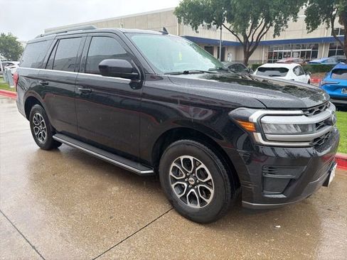 Used 2022 Ford Expedition XLT image 3